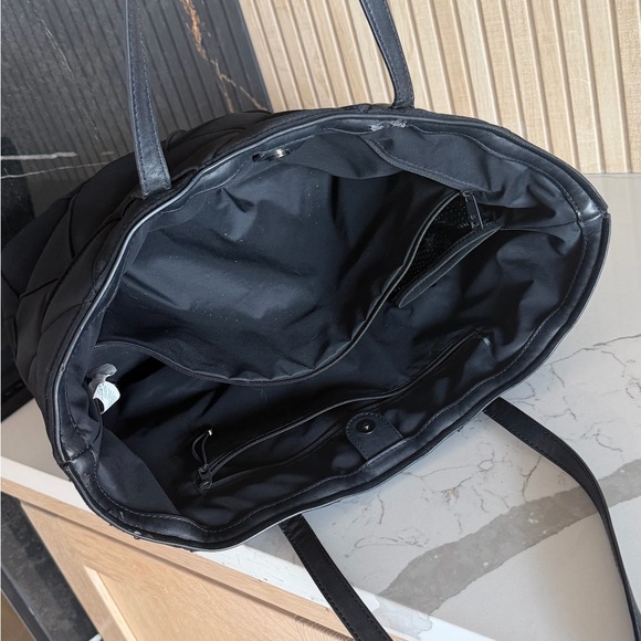 Lululemon Black Quilted Tote Bag (Damaged) - Picture 9 of 10
